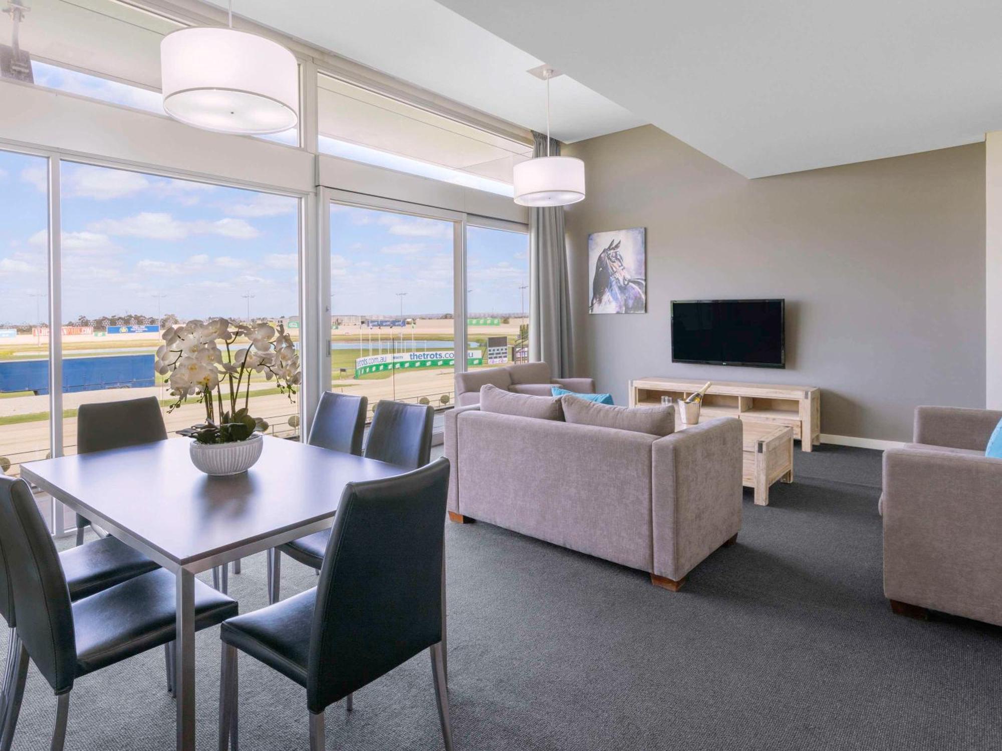 Mantra Melbourne Melton Hotell Exteriör bild
